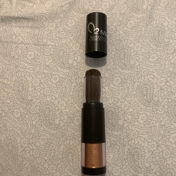 New Me Makeover Essentials bronzer - Picture 2 of 3